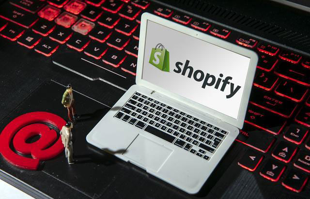 定制外貿(mào)獨立站商城和選擇Shopify建站大比拼，一擼到底！